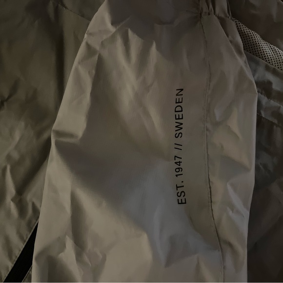 H&M ski shell jacket. Grey, woman’s size medium/large. Sweden line. - Picture 2 of 7